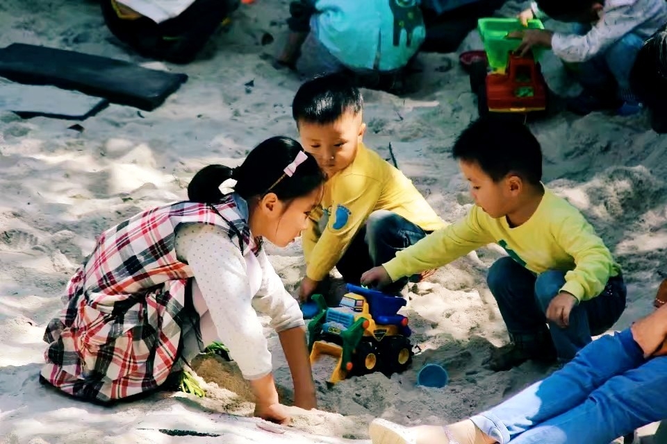 孩童世界多情趣,沙坑玩耍变乐园.