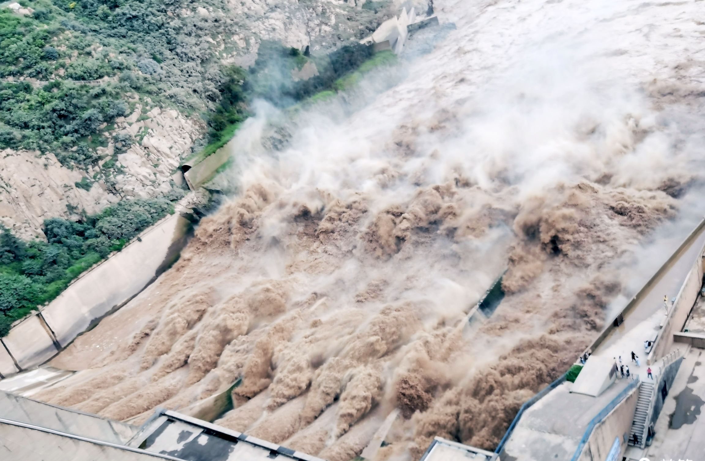 重游万里黄河第一坝——观黄河大坝排水泄洪掠影
