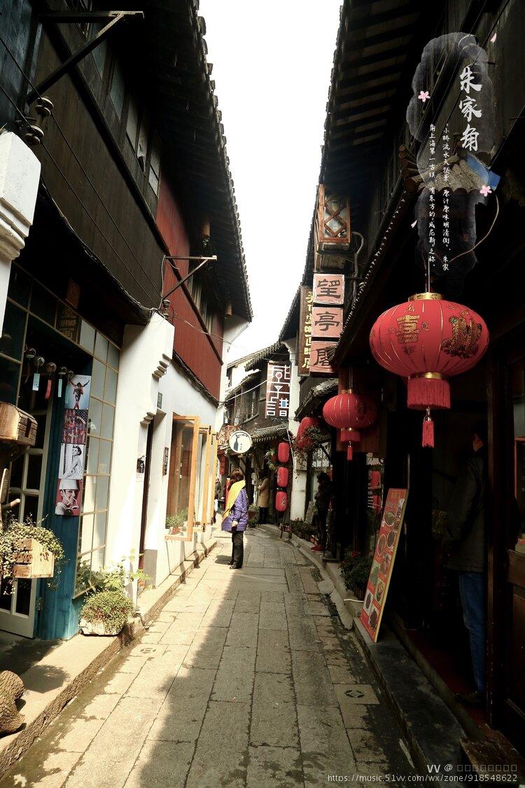 朱家角古鎮九條老街依水旁河,千餘棟民宅臨河而建,其中的北大街,又稱