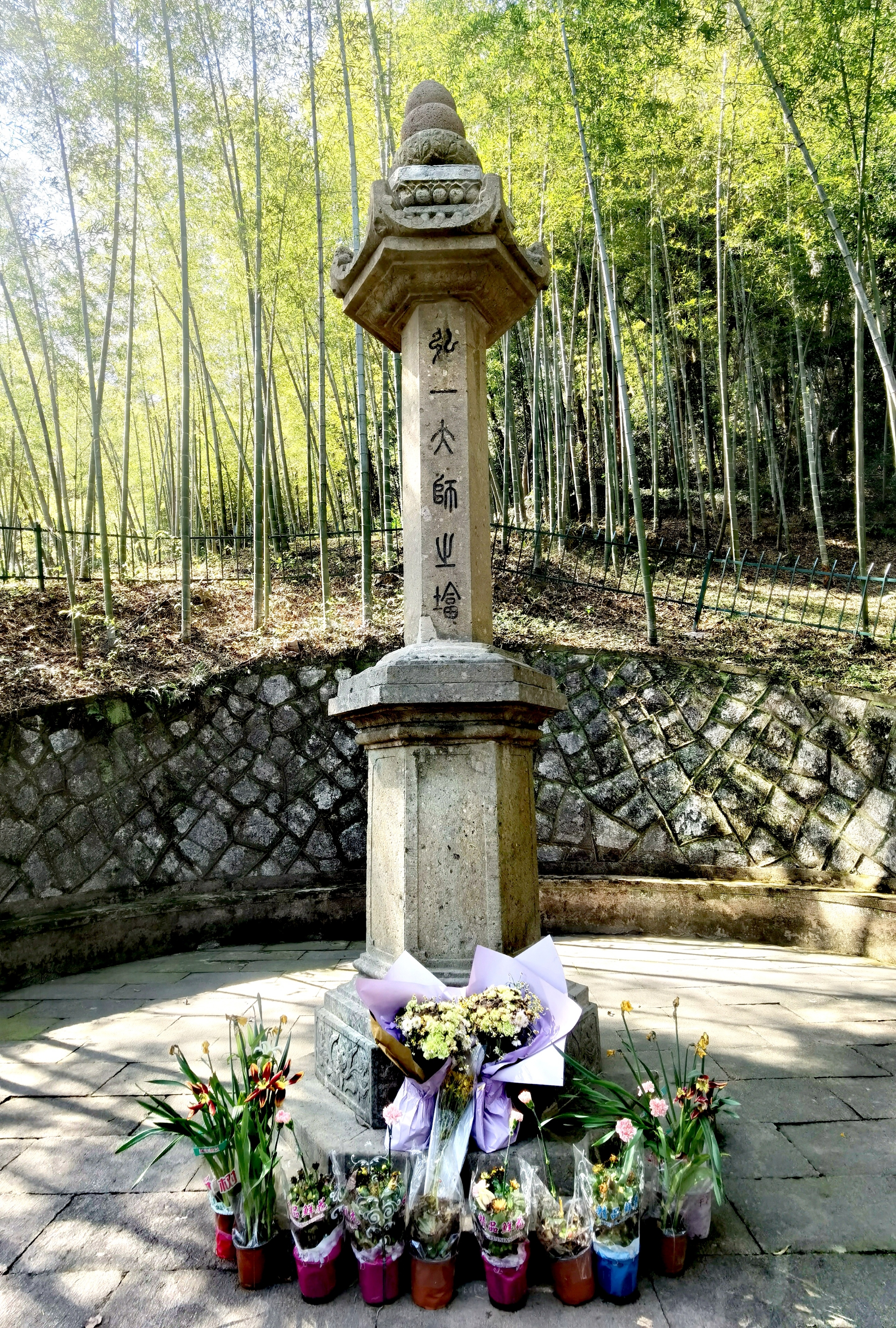 虎跑公园,又名虎跑梦泉, 位于西湖之南的大慈山定慧禅寺内,是一处以"
