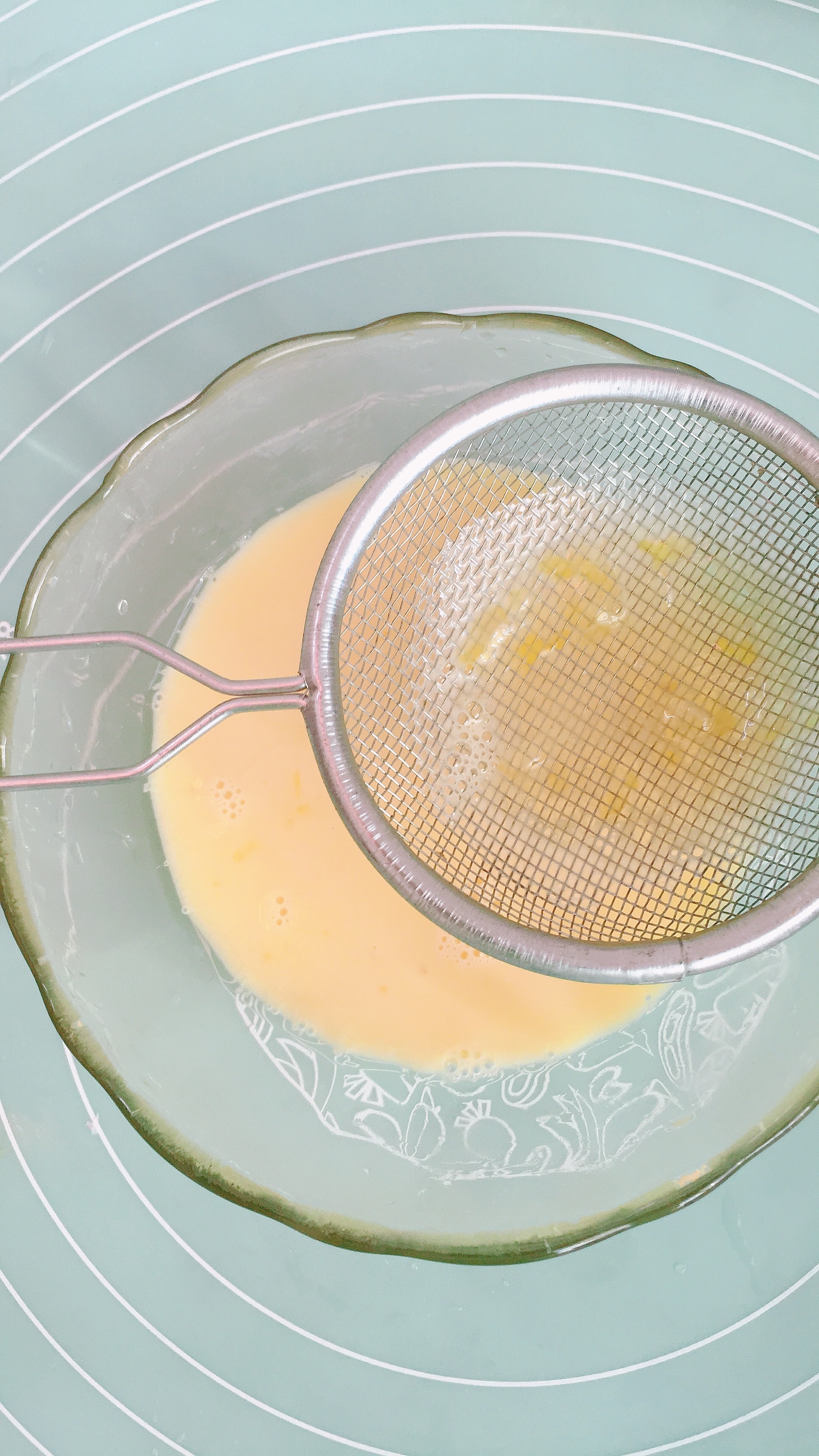 6再来制作蛋挞液.鸡蛋打散,加入牛奶,白糖,充分混合后,过滤两遍