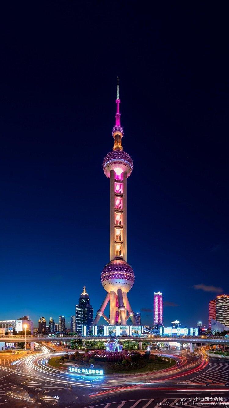 上海外滩的外白渡桥.上海的滴水湖,鱼嘴建筑.图片/小张谢谢/到访