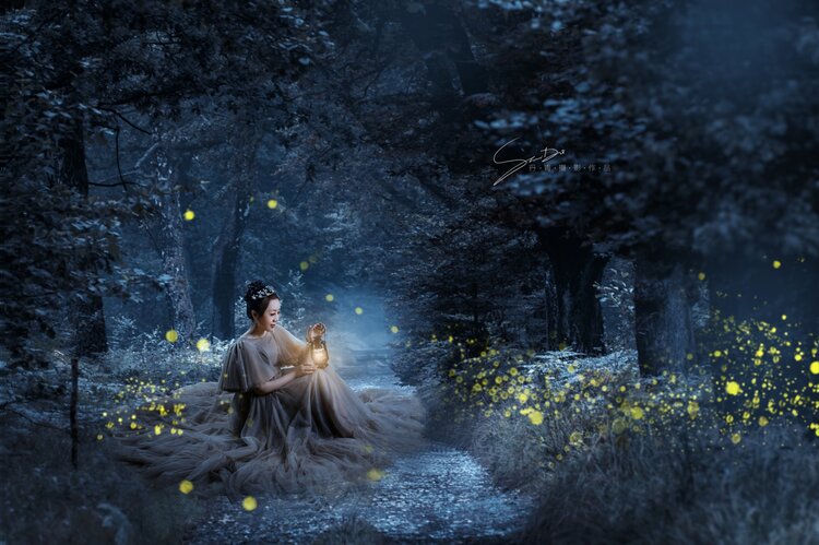 夜行人一点光明用我的诗意燃起星星之火你的脚步总是来去匆匆那盏小小