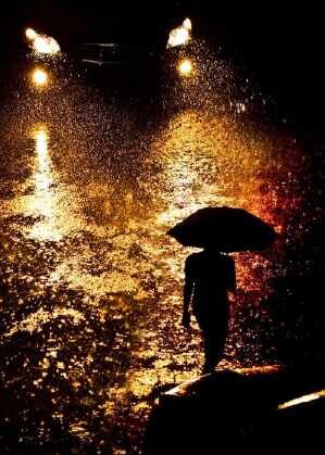 听雨——走到阳台上披衣下床我敲碎了离人的残梦雨声淹没了秋虫的啼鸣