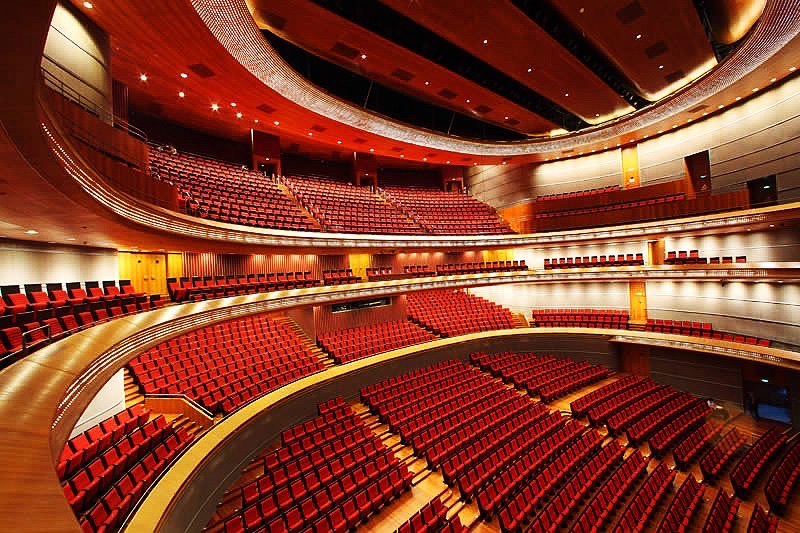 戏剧场是中国国家大剧院最具民族特色的剧场,以中国红为主