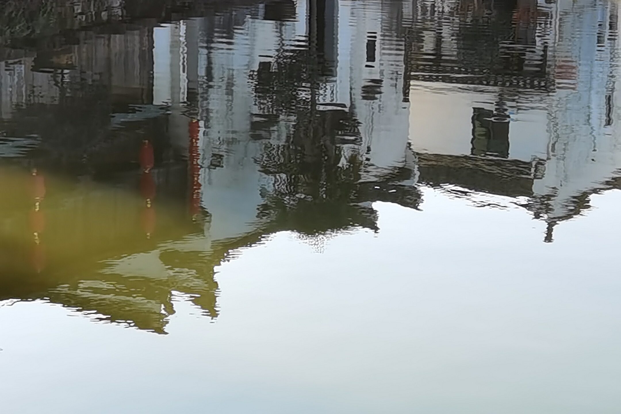 游走在诸葛村的水塘边,见到水塘中影印出来的古建筑,清晰而文静,仿佛