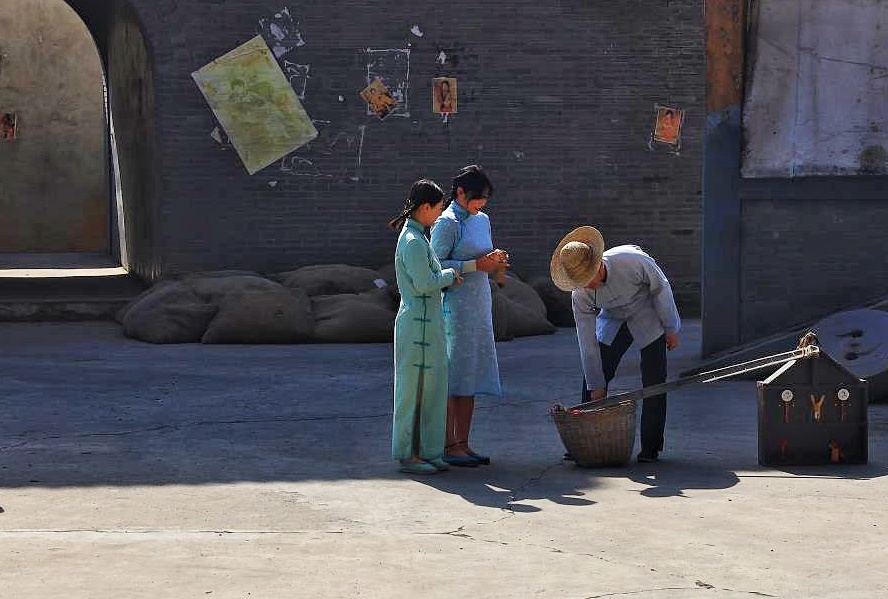 平和的市井小民过着普通的日子.