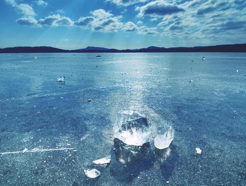 江面冻冰结冰图片来源网络