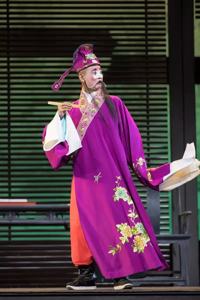 梁辰鱼深感灵魂无处安放,但魏良辅创制的"水磨调"昆曲旋律萦绕在耳