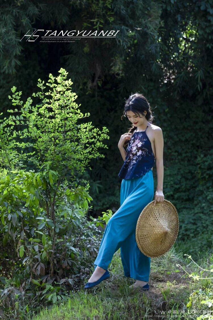 肚兜玉藕腰肢露,黑发油光额角丝.溪水潺湲河畔绕,村姑深虑伴心思.