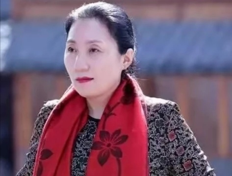 阿紫,中国当代著名诗人,词作家,朗诵表演艺术家.
