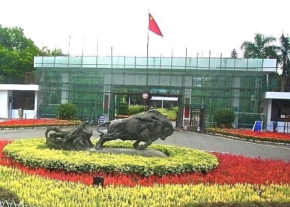 深圳市市政府大门前有一座孺子牛雕塑,不过老百姓更喜欢叫它"