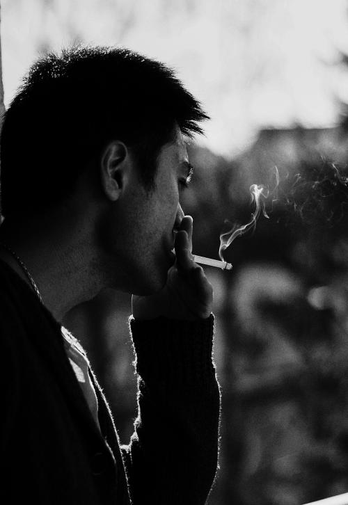 孤独寂寞抽烟的图片图片