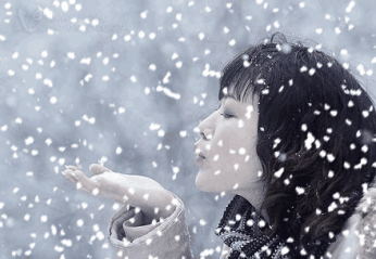 得让人心疼欣赏这粉妆玉砌的美丽世界然后静静地眯起眼睛随着雪花飞舞