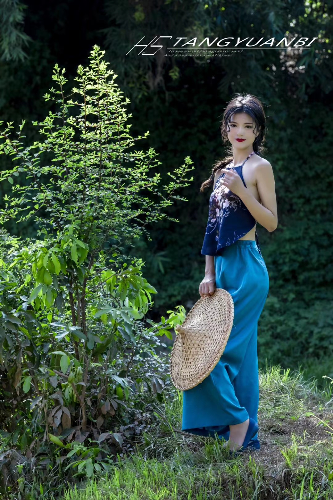 溪水潺湲河畔绕,村姑深虑伴心思. 肚兜玉藕腰肢露,黑发油光额角丝.