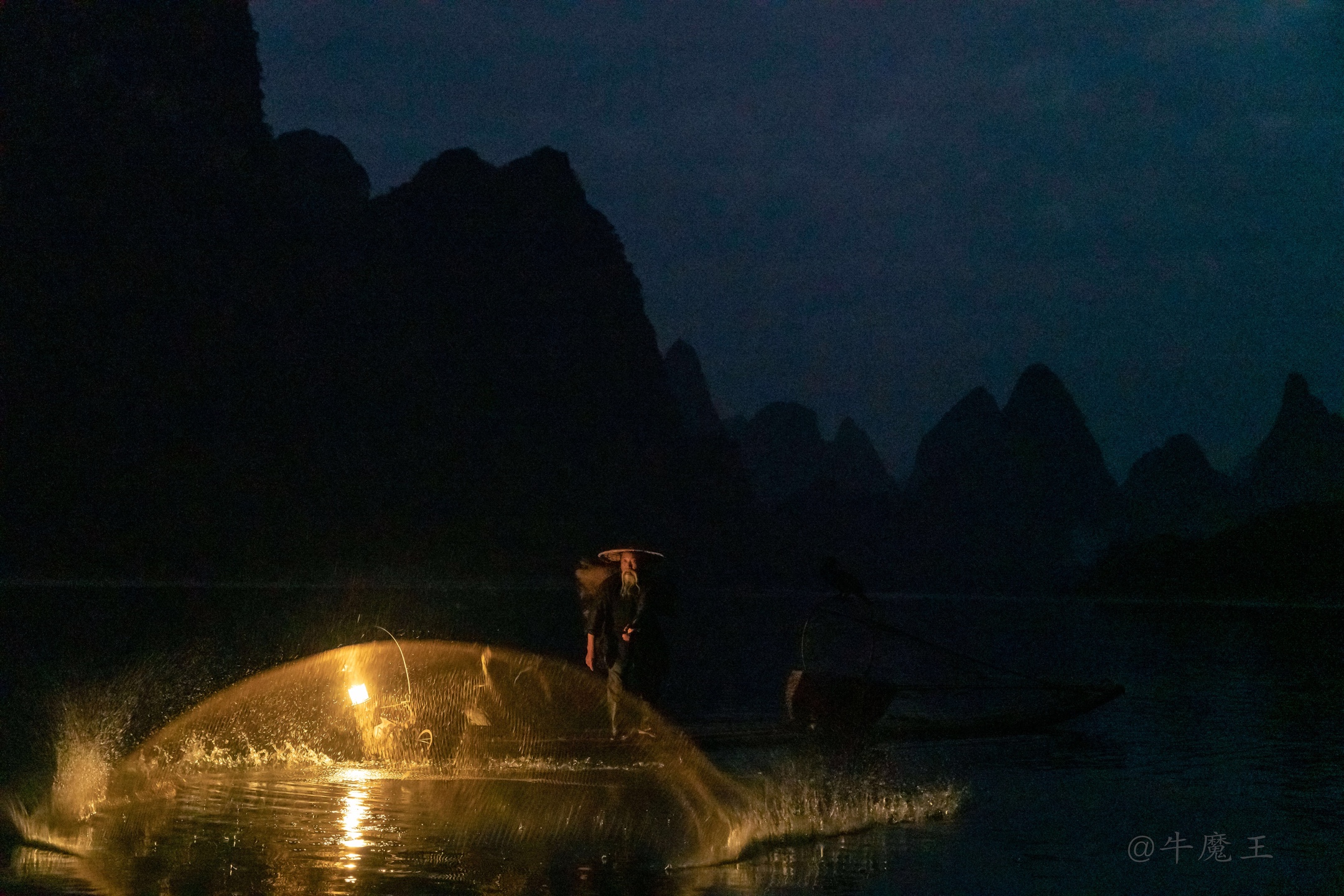 (最原始的是燃起火把),利用鱼在夜间趋光的习性,划排于江中,引鱼汇聚