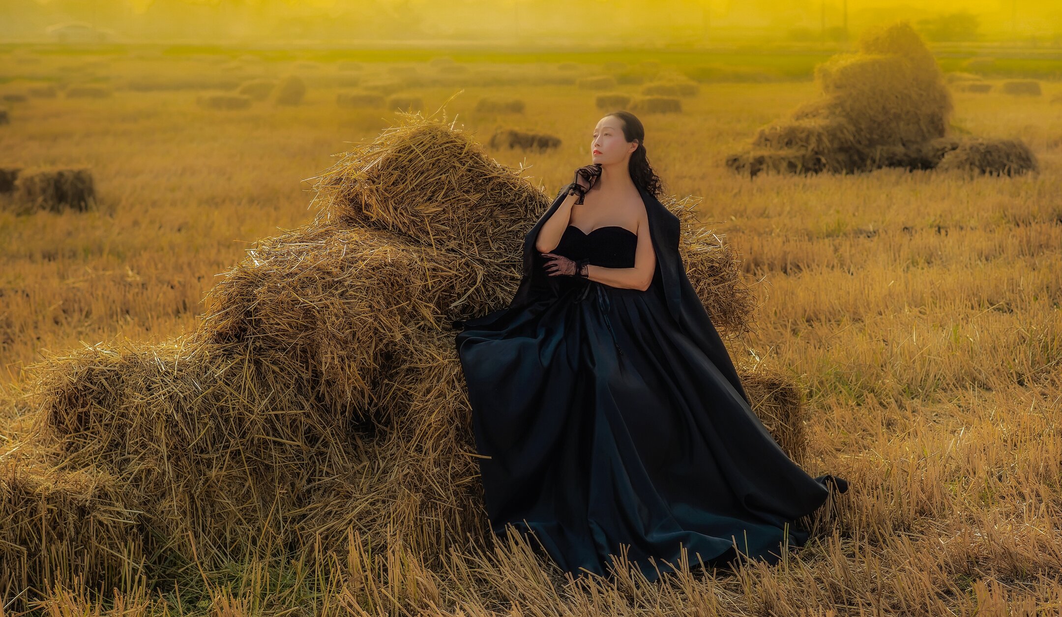 文/顽石(吕宝库) 朝霞染红半边天 五彩斑斓映河滩 浮云流动遮天日