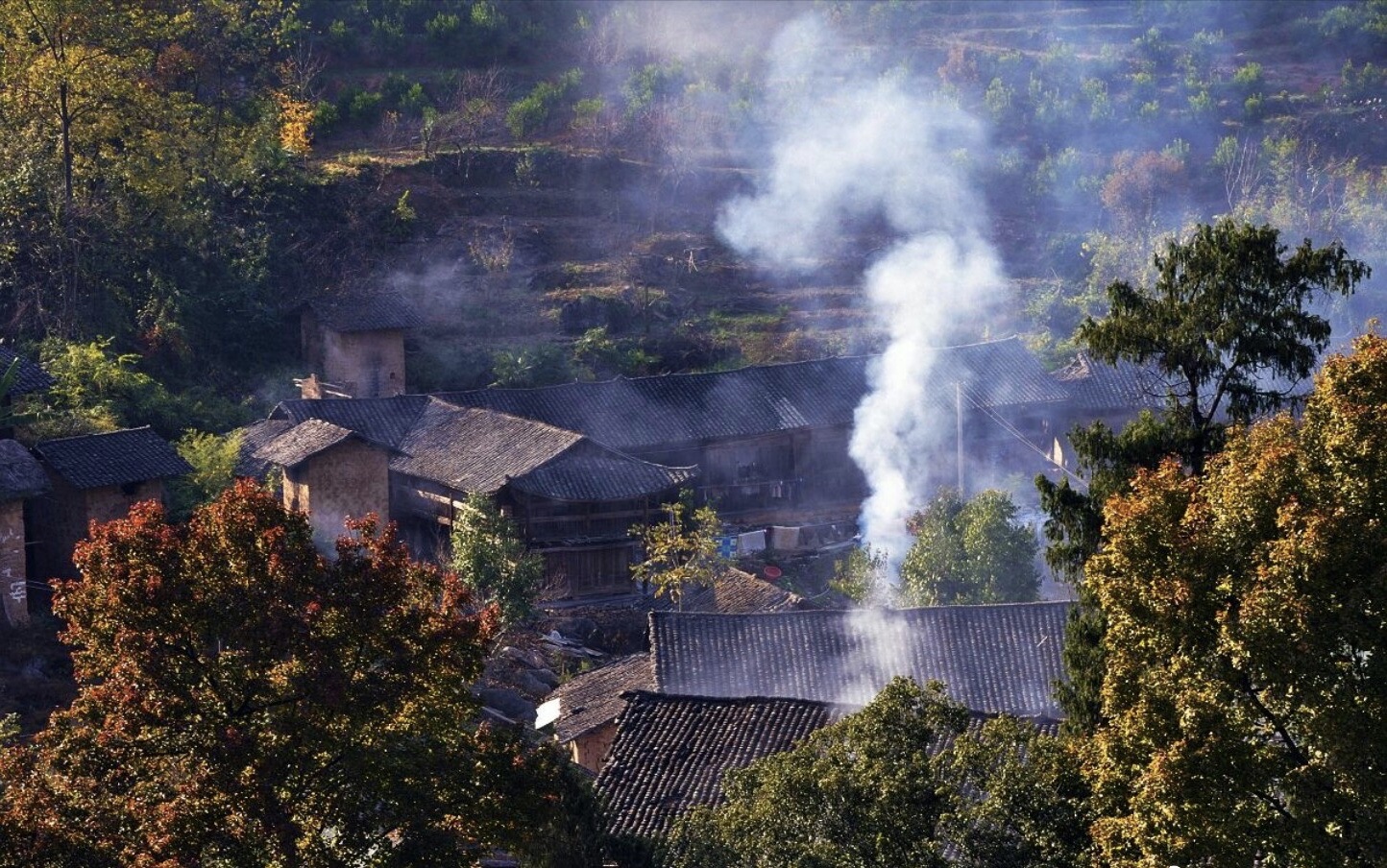 炊烟袅袅依山傍水图片