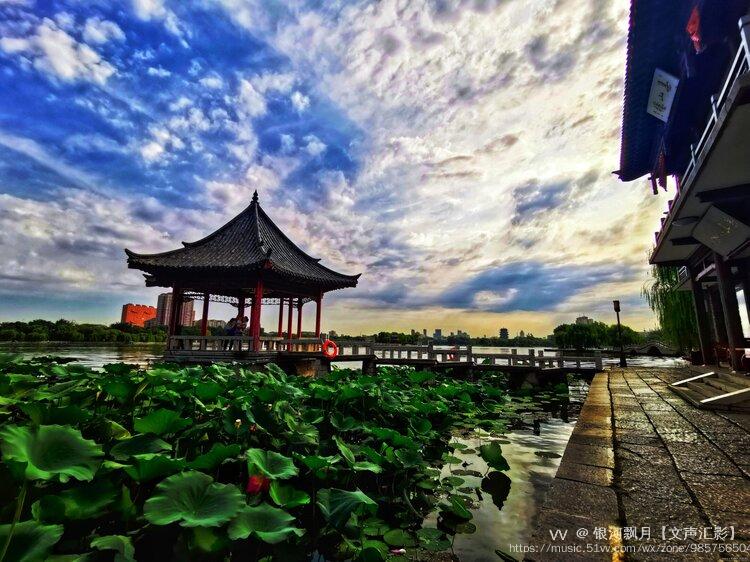 匾額為明代由唐寅題書大明湖風景區曲水亭街處在泉城路鬧市中的濯纓泉