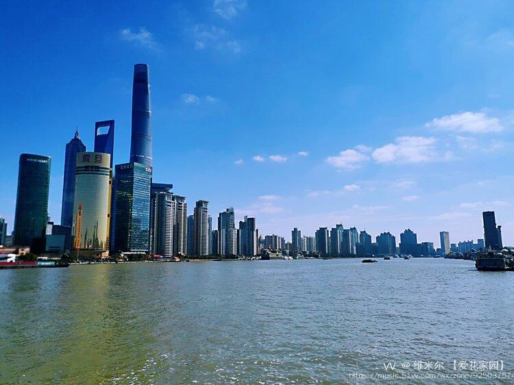 蓝天下大上海黄浦江畔风景线首发