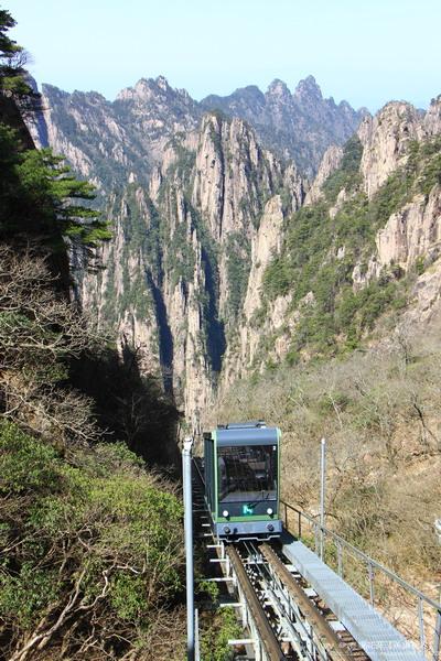 体验令人震撼的黄山西海大峡谷地轨首发