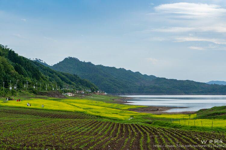 溪水潺潺青山郁秀