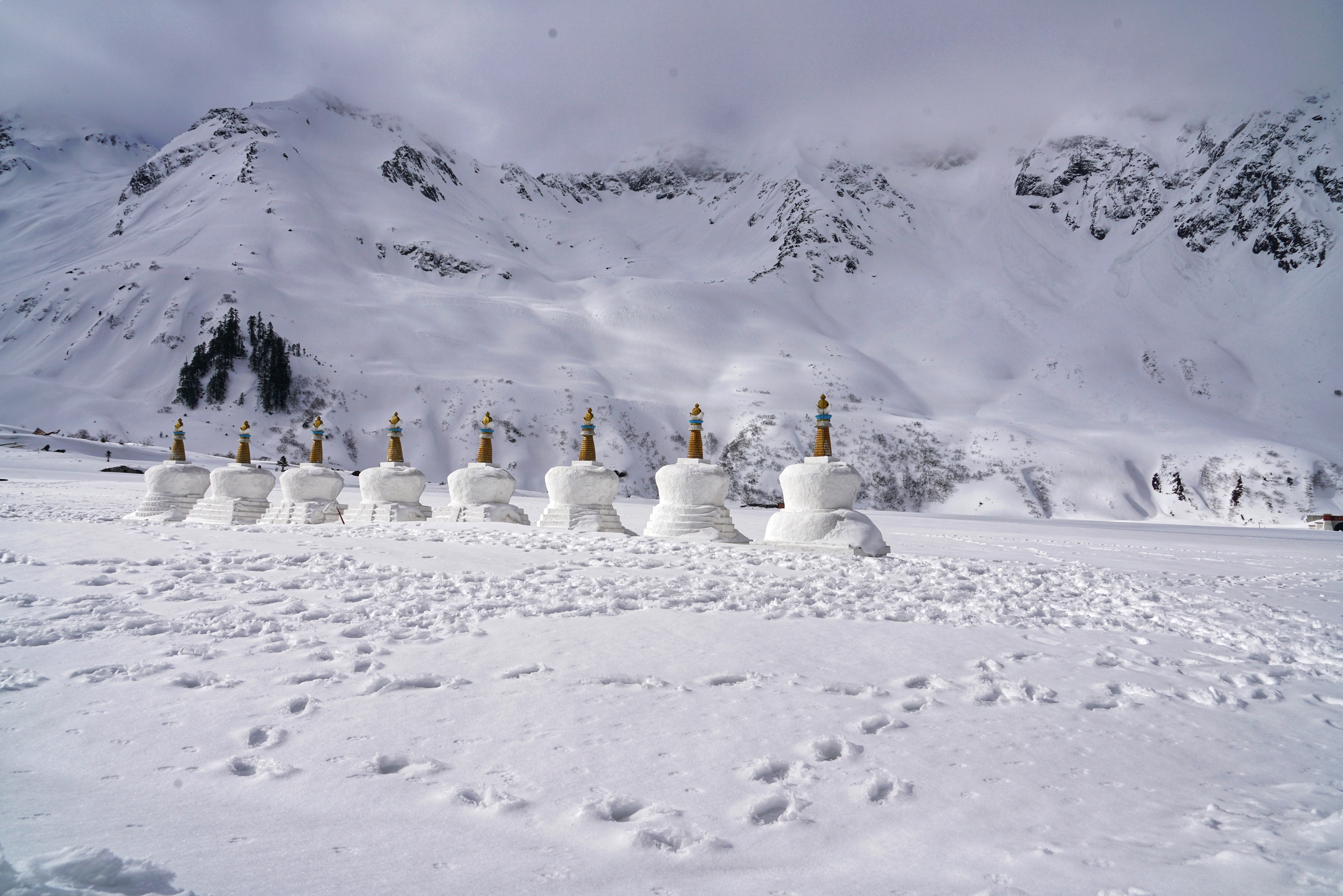 嘎隆拉雪山脚下
