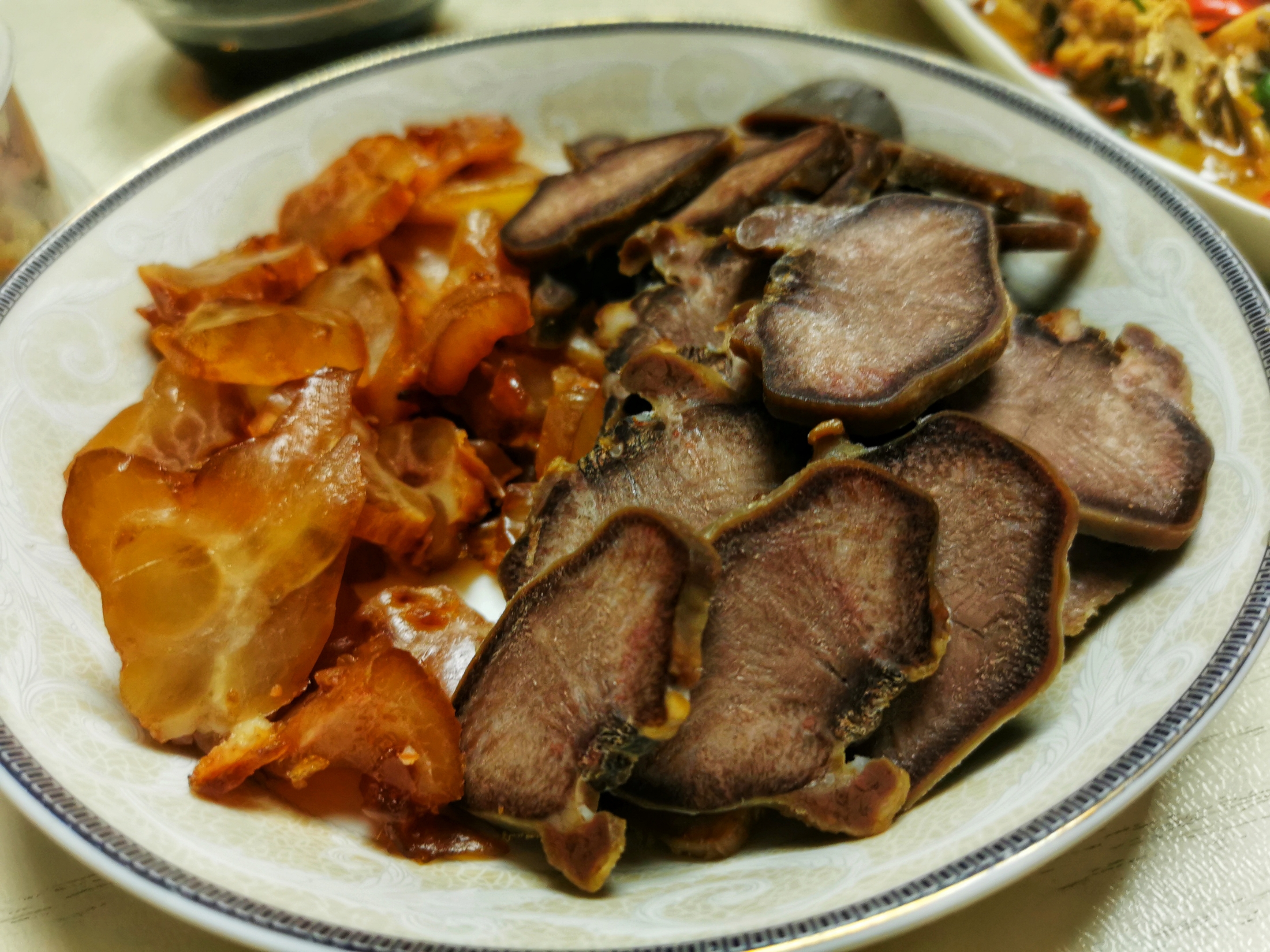 这是老母亲亲自为子女卤的下酒菜——猪舌头