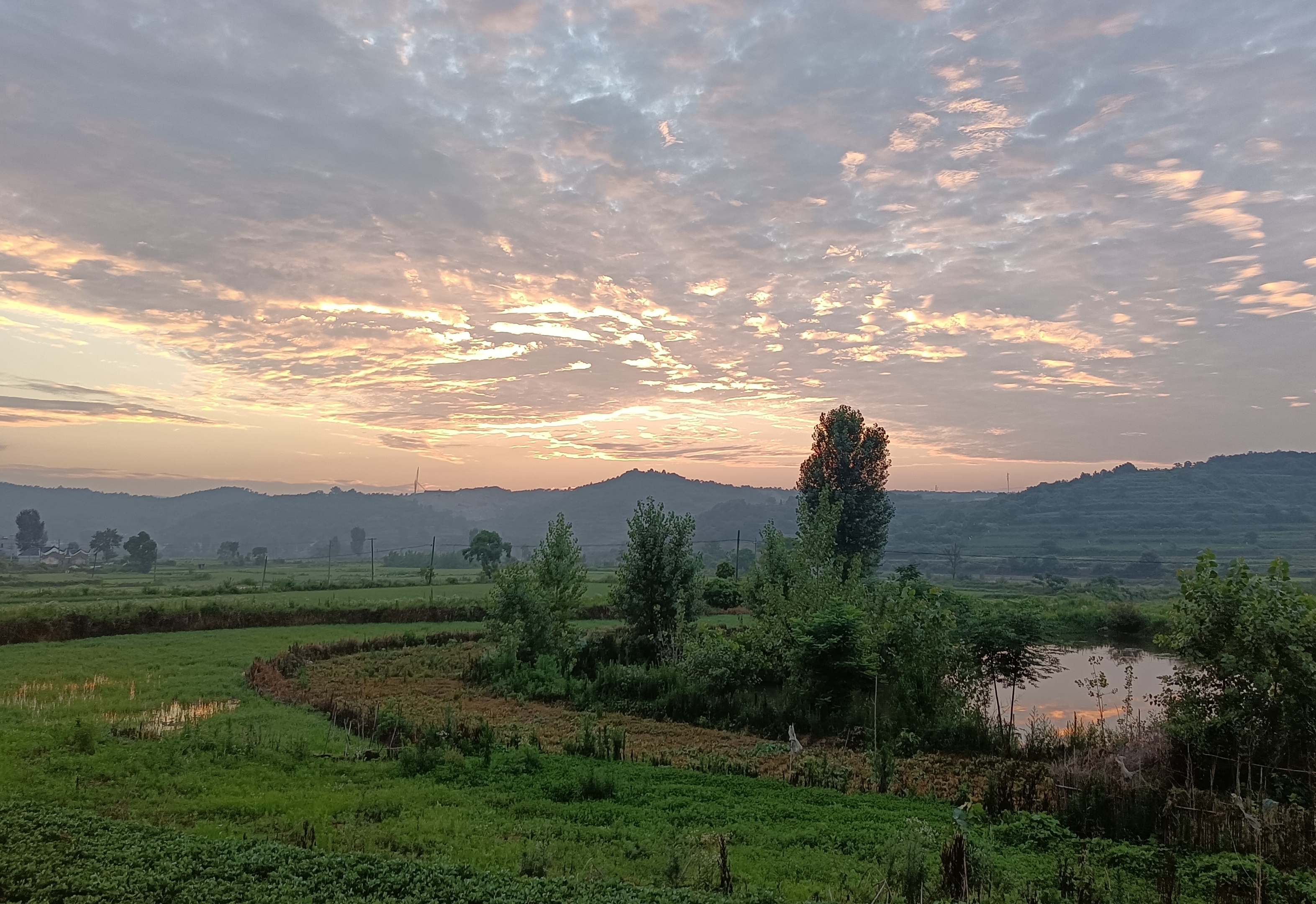 【首發】夕陽餘暉灑滿山村