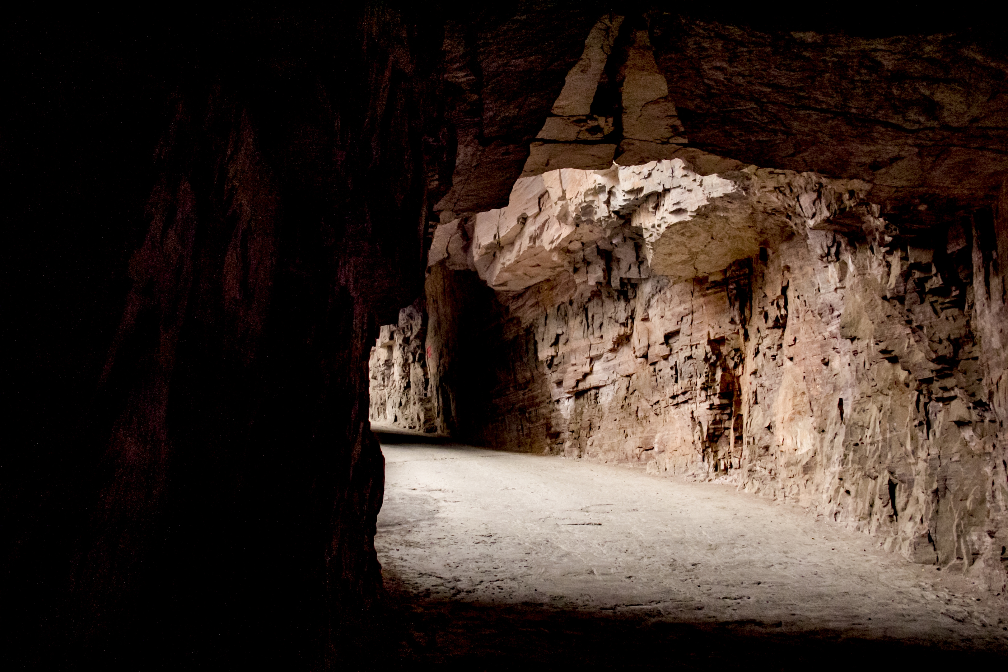 绝壁长廊郭亮洞,蜿蜒盘旋,忽明忽暗,上下不一,洞壁有的整齐
