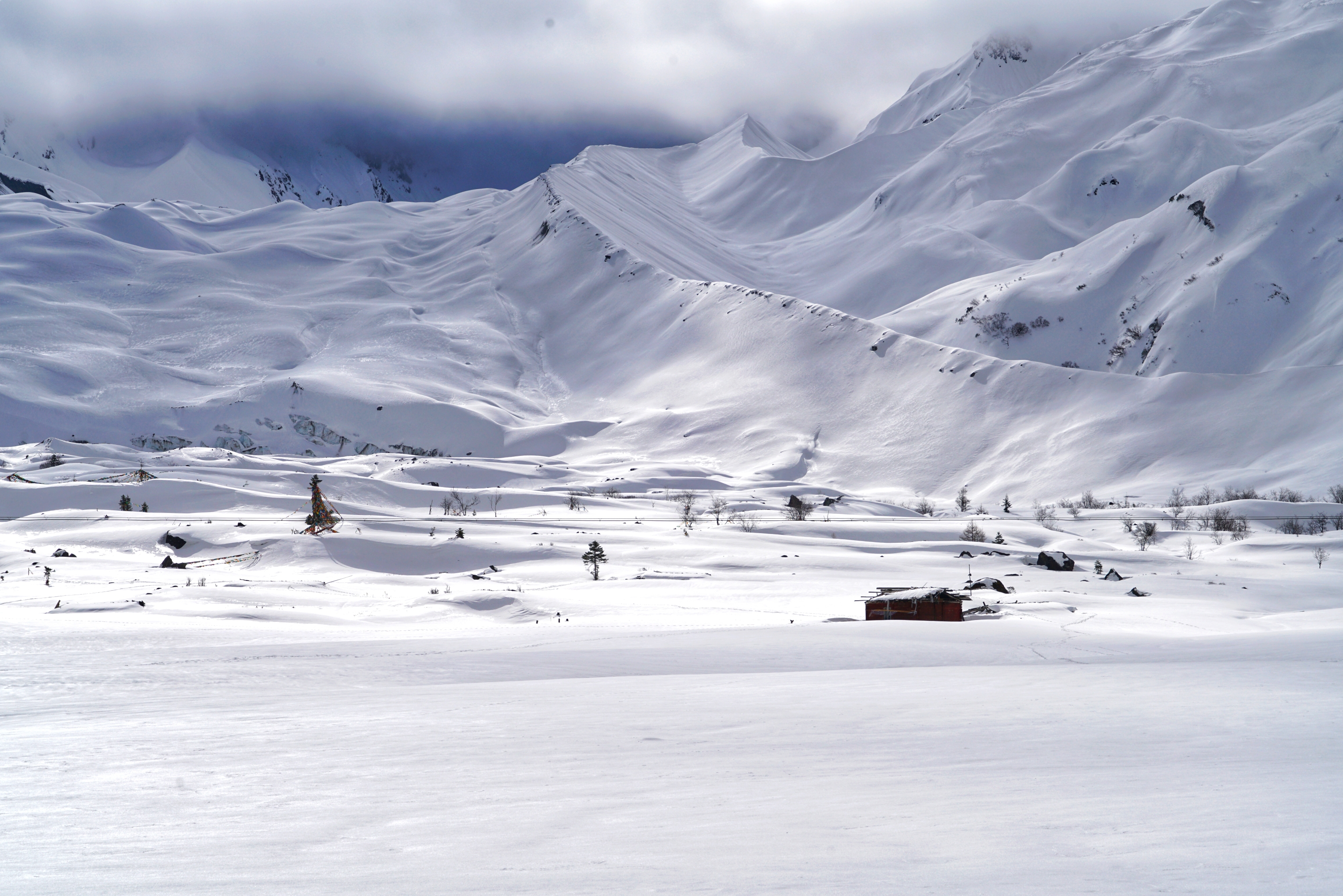 嘎隆拉雪山脚下