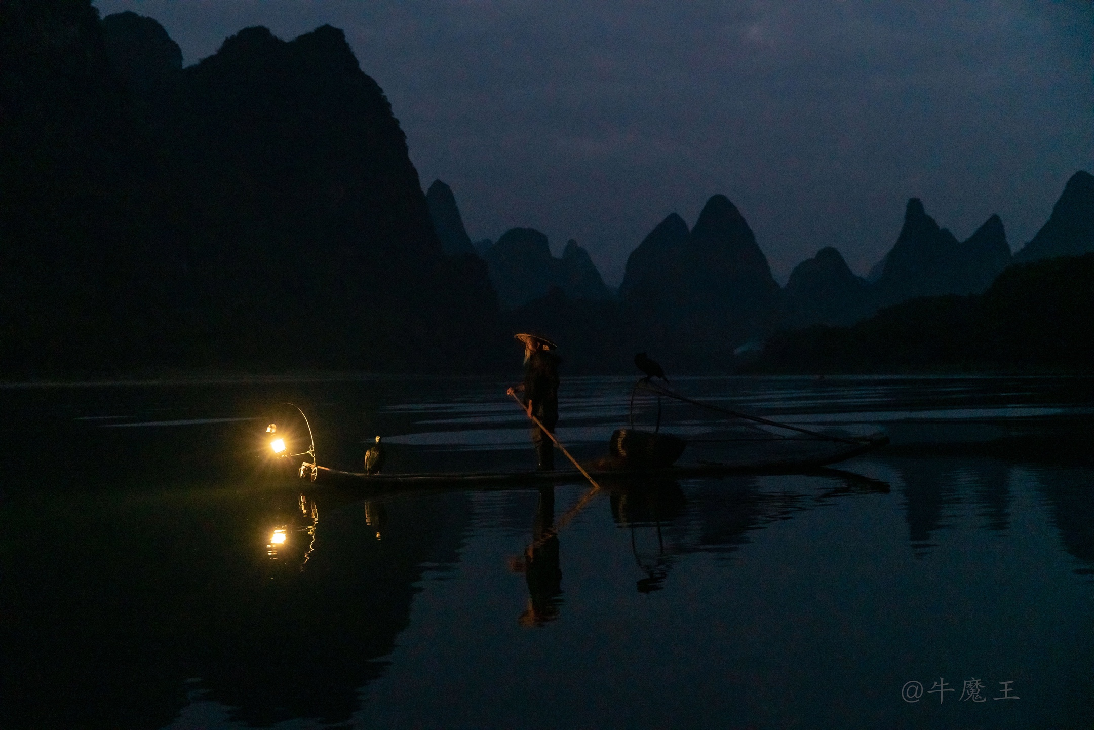 (最原始的是燃起火把),利用鱼在夜间趋光的习性,划排于江中,引鱼汇聚