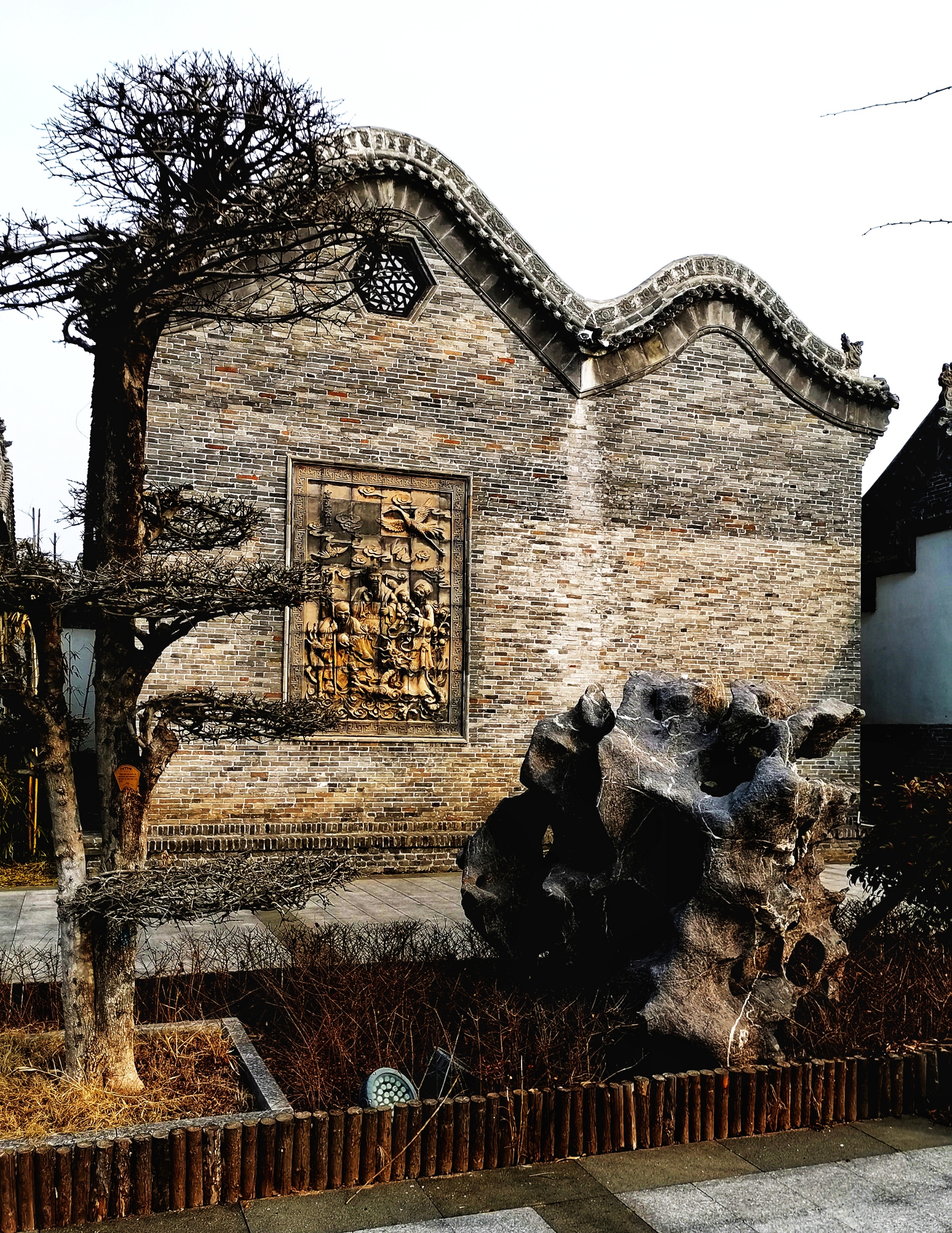 尤其适合灯笼高挂的北方院子,四合院的地层层叠叠让我想起了乔家大院.