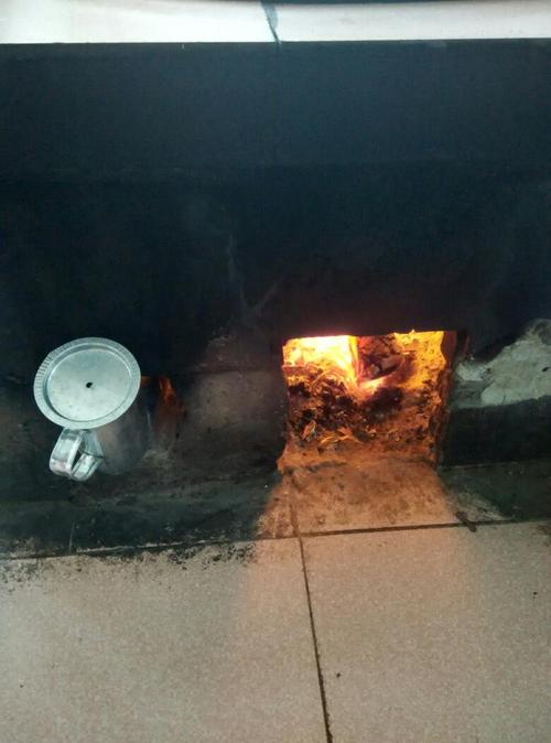 灶坑烧火图片来源网络