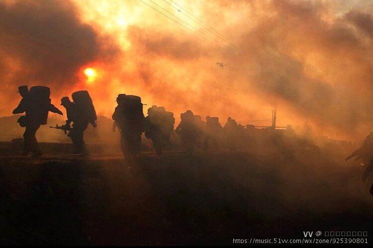 和弥漫着硝烟的晚霞以及无名的野花血染的军装,泥土,山岗我看见了那些