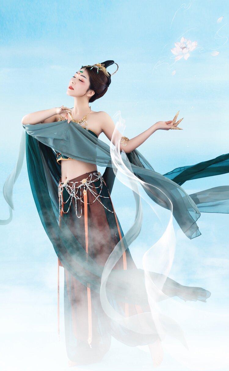 (抚琴弦)袂舞天神翼,缥缈仙音妖娆颜,(妩媚身姿)从天而降,梦回千年