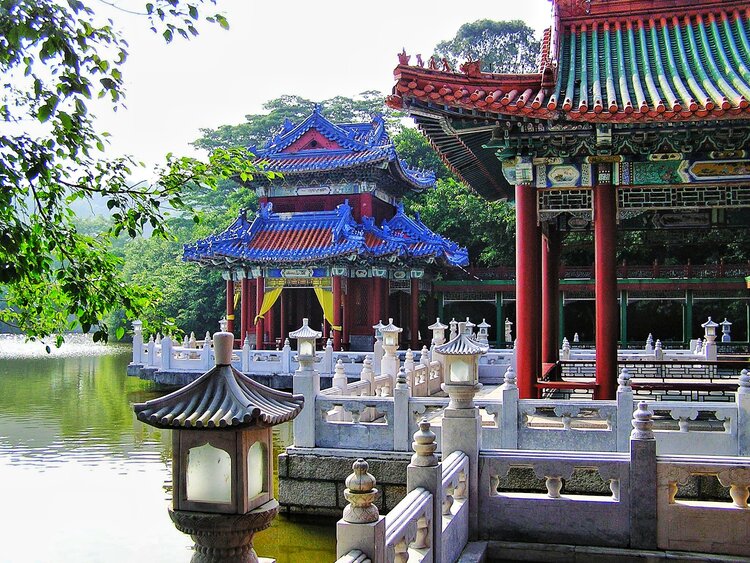 亭台楼阁,雕梁画栋,水波粼粼,山明水秀,好一派皇家园林美到极致的景观