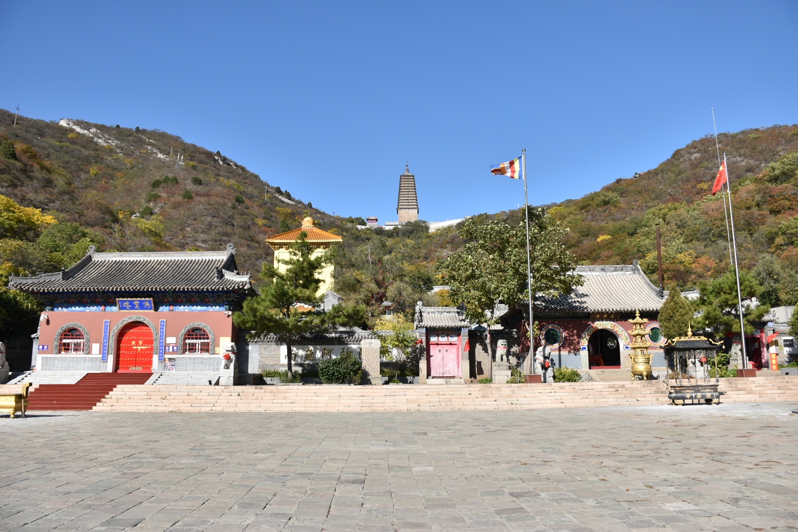 凤凰山是辽西一大名山,是朝阳市最著名的旅游景点.