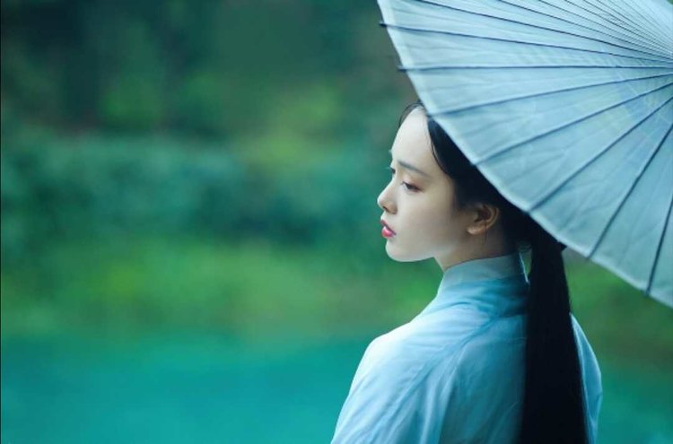 首发回首红尘萧瑟处梨花飘作潇潇雨