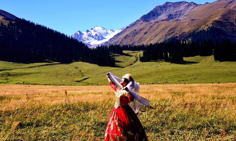 有一天,他们在那拉提草原相遇了 两个同病相怜的人,遭遇相同 互生好感