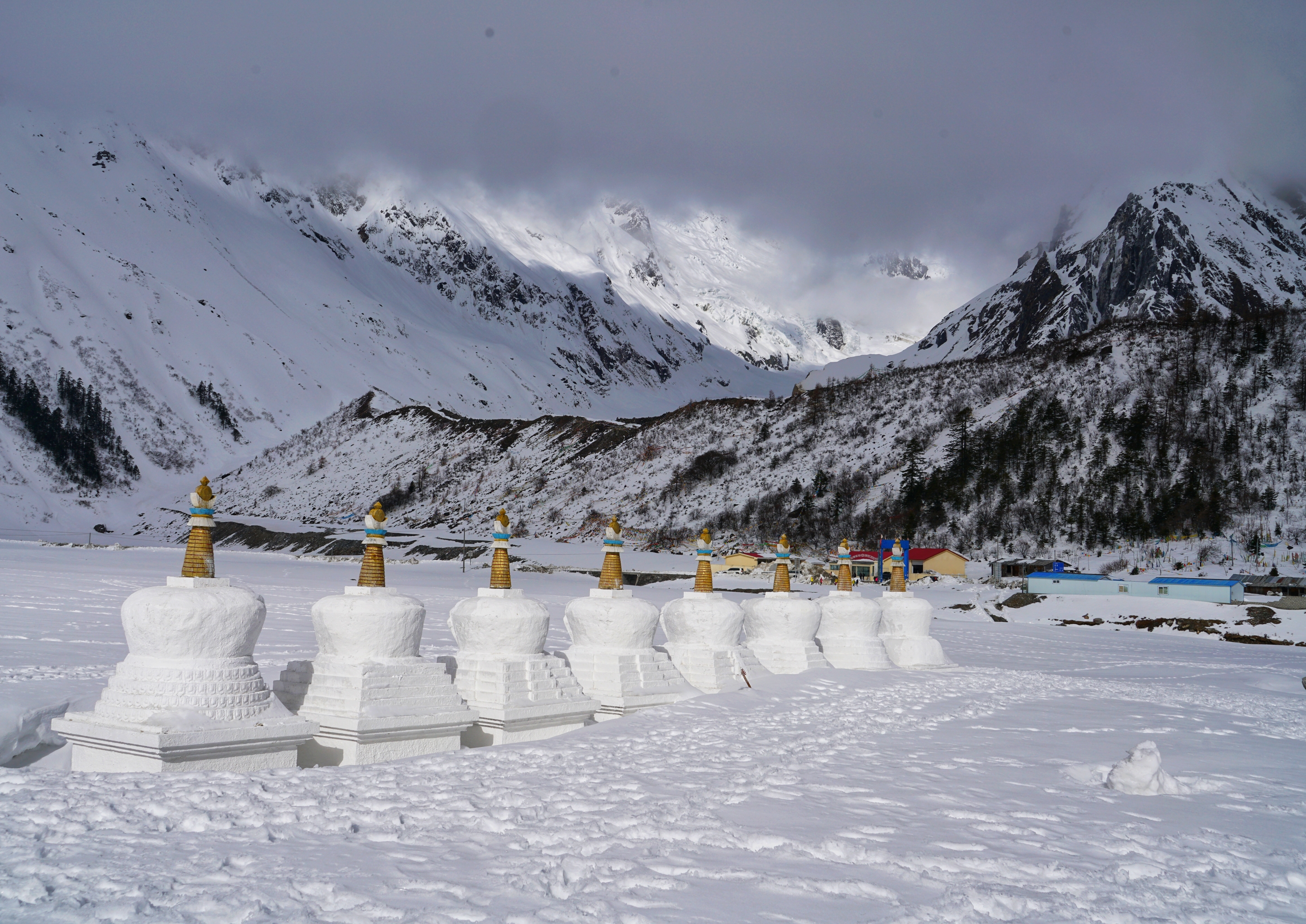 嘎隆拉雪山脚下