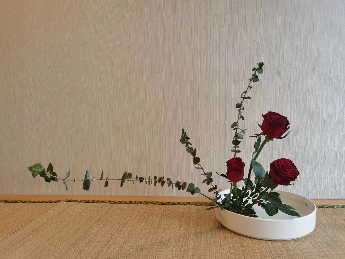 简单精致即可,用自己喜欢的花朵,颜色,材料,插出心中的意境格局,人生