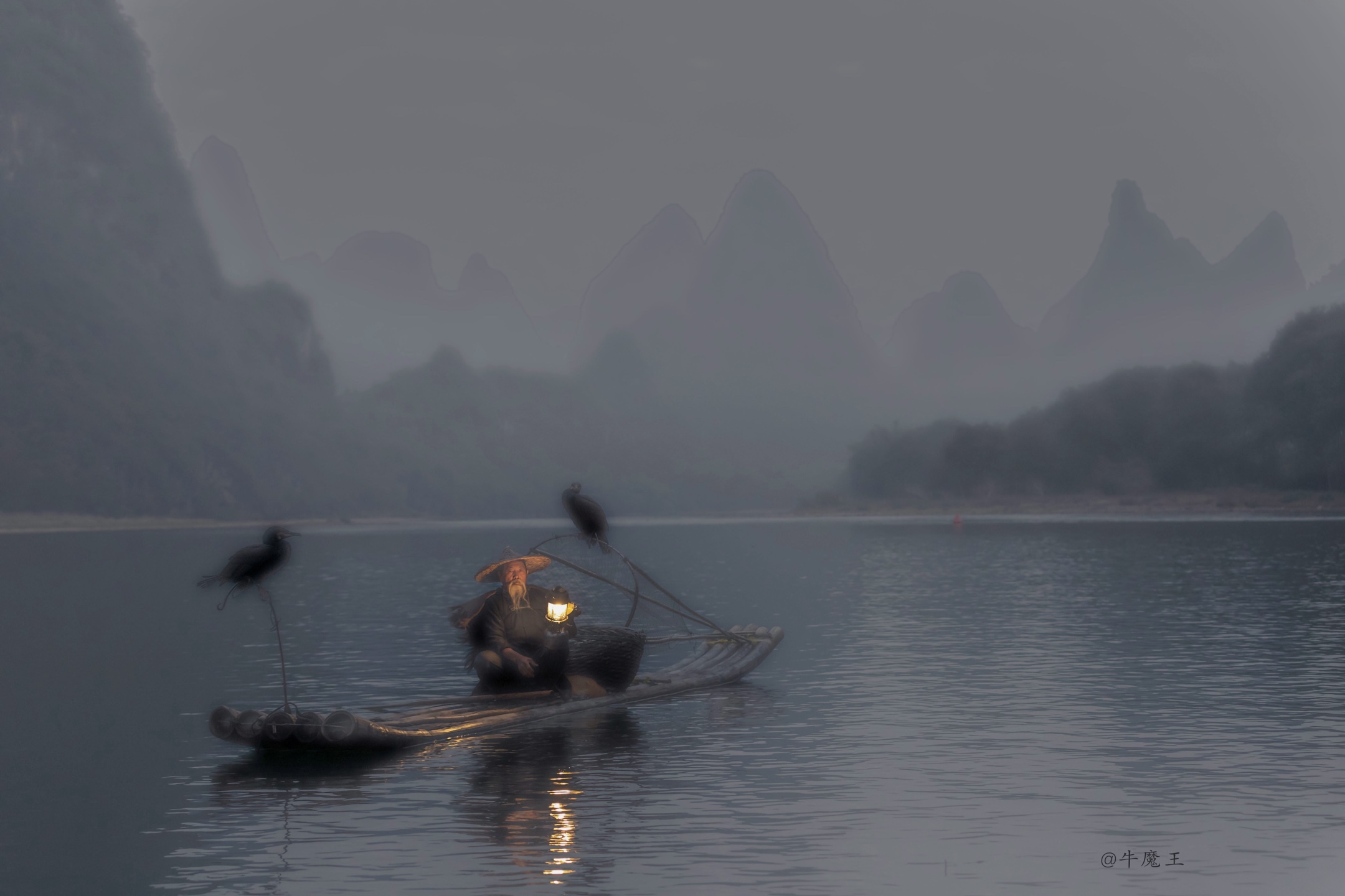 (最原始的是燃起火把),利用鱼在夜间趋光的习性,划排于江中,引鱼汇聚