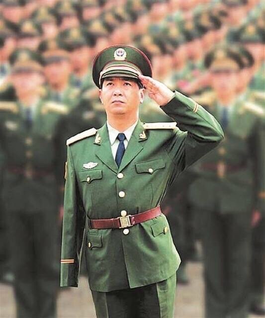首发军礼