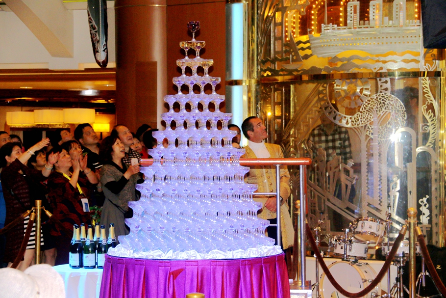 倒满香槟酒的香槟塔,等待船长致辞后,和大家分享