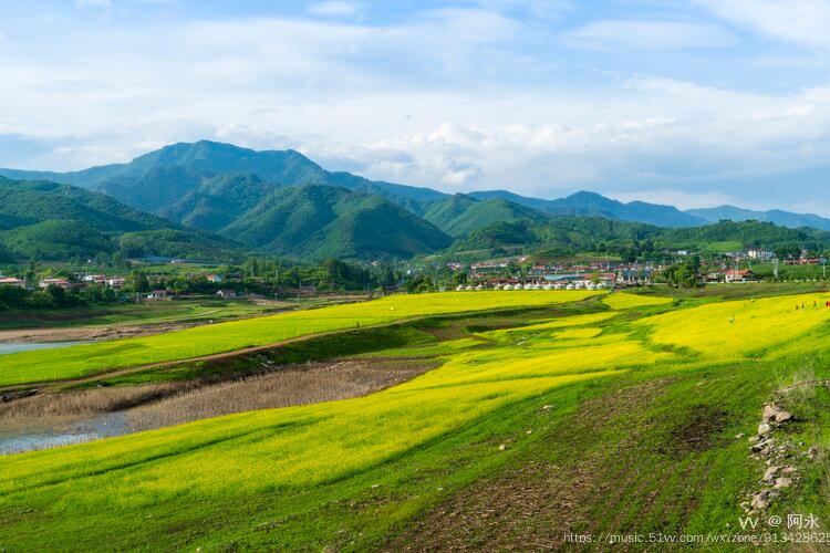 溪水潺潺青山郁秀