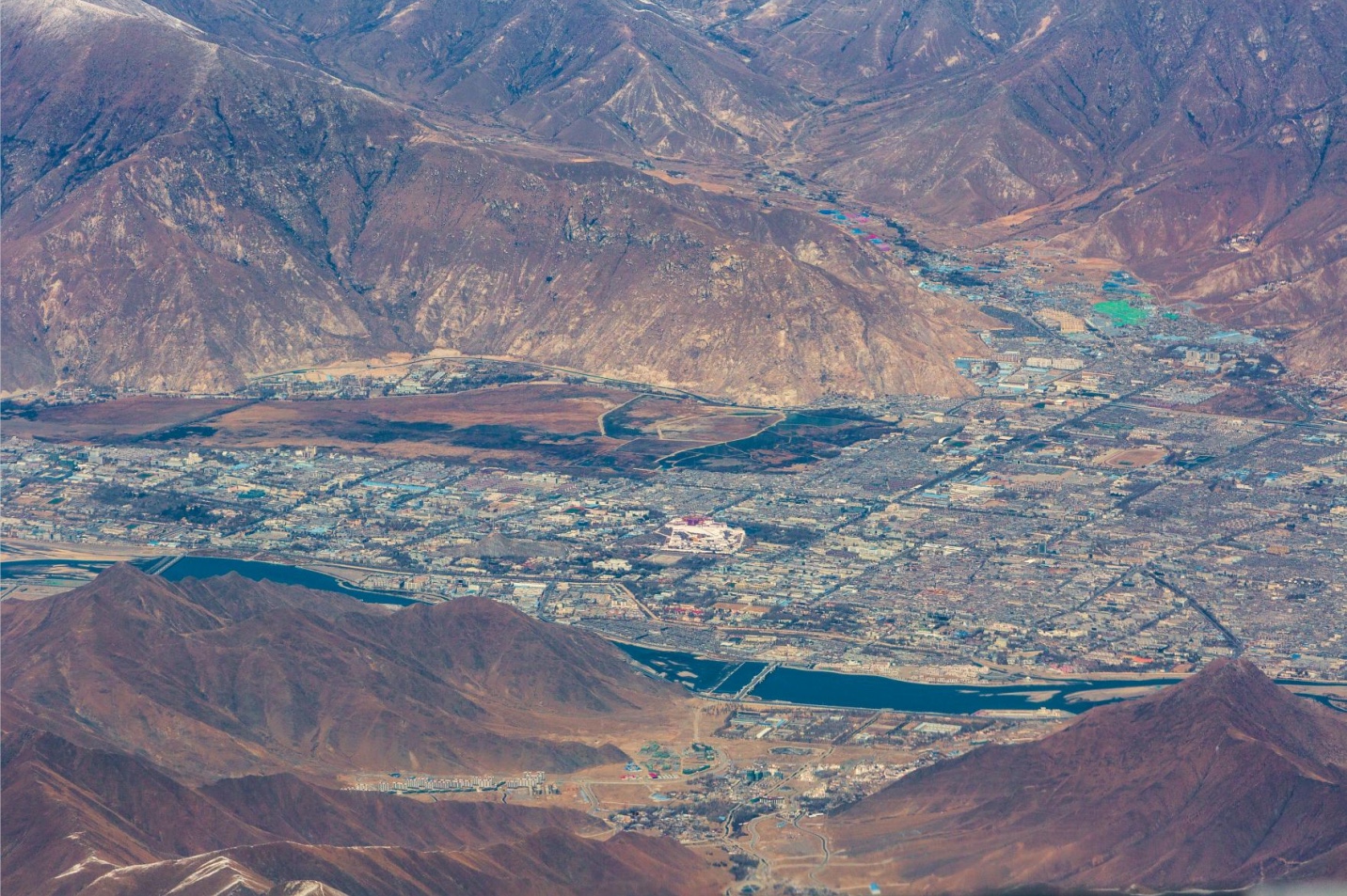 (首发)从舷窗俯瞰雪山