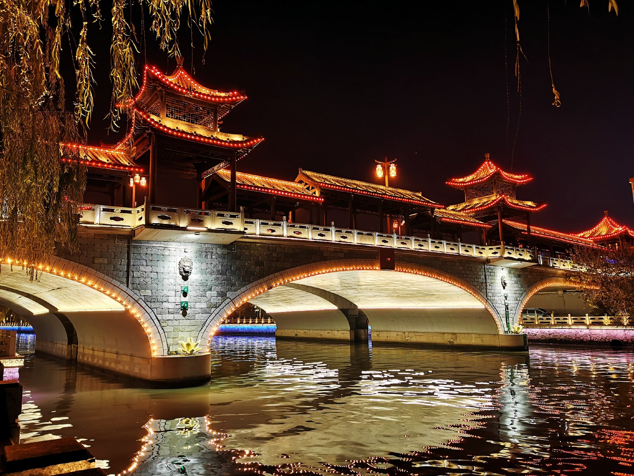 古运河穿扬州城而过,美丽夜景,常常吸引我前往欣赏,把它收入镜头