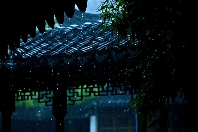 倚窗听雨心境图片