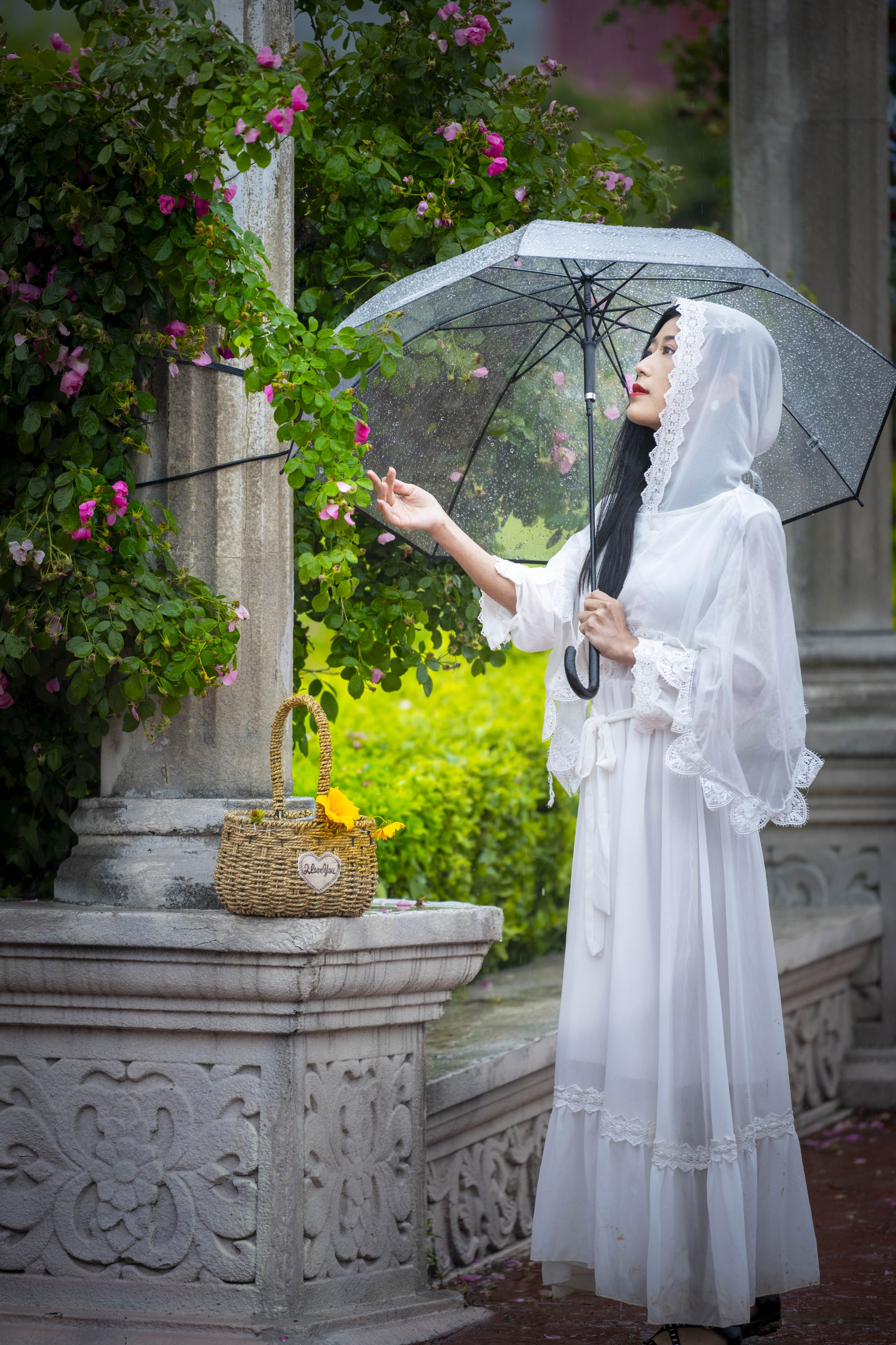 一个人雨中唯美图片图片